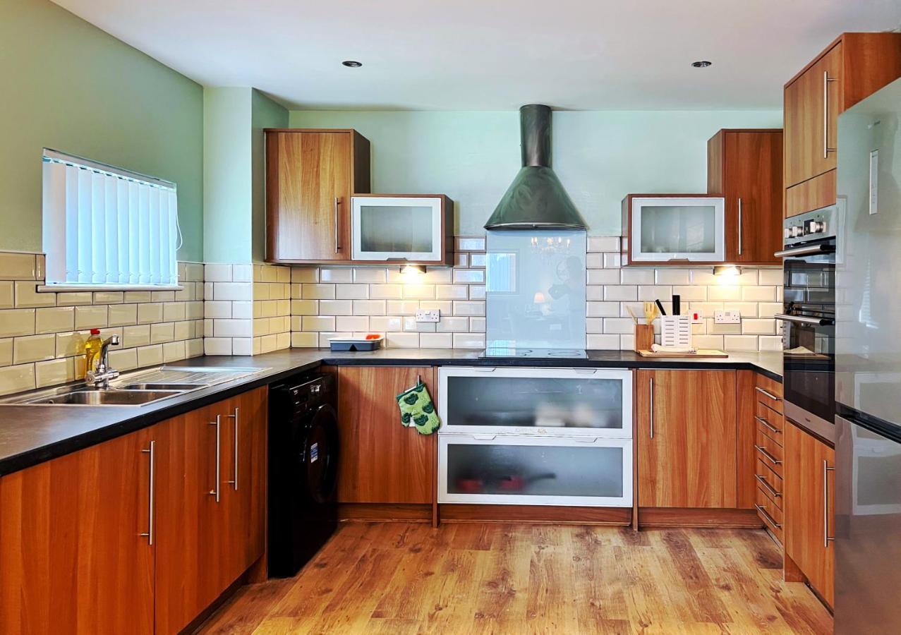 Retro Seaside Apt With Patio Apartment Swansea Exterior photo